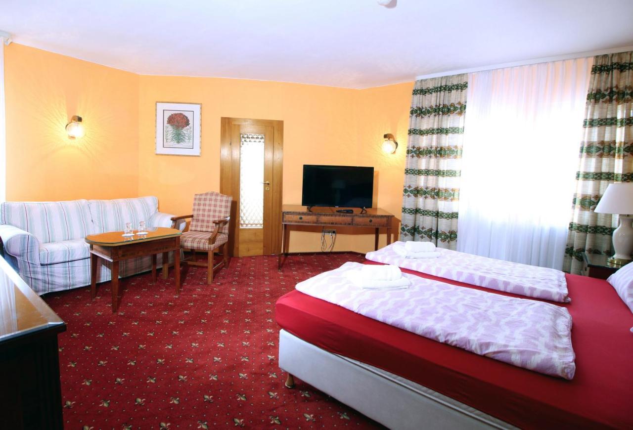 Hotel Neustaedter Hof تيتيسي نيوستادت المظهر الخارجي الصورة