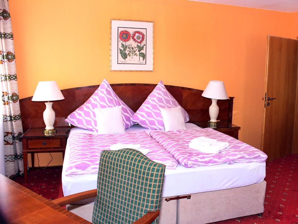 Hotel Neustaedter Hof تيتيسي نيوستادت المظهر الخارجي الصورة